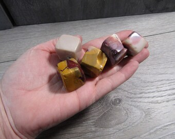 Mookaite Jasper 1 inch + Tumbled Stones T196