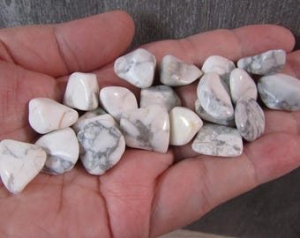 Howlite Tumbled 0.5 inch + Stone T63