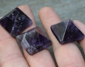 Amethyst Stone Pyramid M27