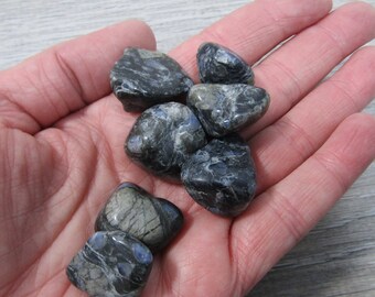Que Sera Sera Tumbled Stone 0.5 inch + Crystal