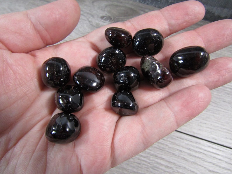 Garnet 0.25 inch  Tumbled Stone T22 image 3