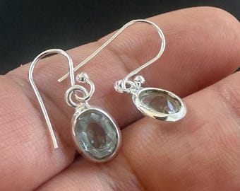 Pendiente de plata de ley con aguamarina ovalada facetada (aprox. 2 gramos)