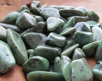 Grossularite 1/2 inch + Tumbled Stone T56