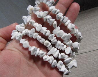 Howlite Stretchy String Chip Bracelet G214