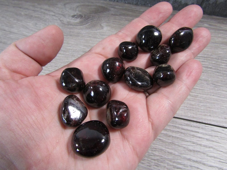 Garnet 0.25 inch  Tumbled Stone T22 image 7