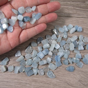 Aquamarine 0.25 inch Tumbled Stone T21 image 1