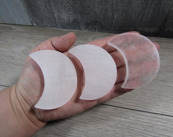 Selenite Moon Flat 2.6 inch + Grid Charging Plate