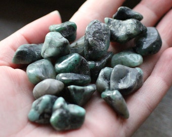 Emerald Tumbled Stone 0.75 inch + Crystal