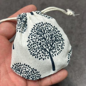 Bolsa de arpillera con piedras preciosas del Árbol de la Vida (10 x 10 cm)