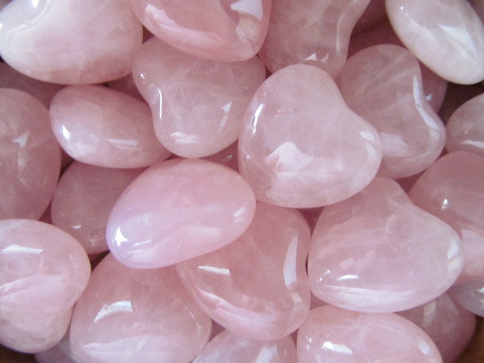 Розово белый камень. Розовый кварц камень. Полудрагоценные камни розовый кварц. Кварц поделочный камень. Розовый кварц Кристалл Эстетика.