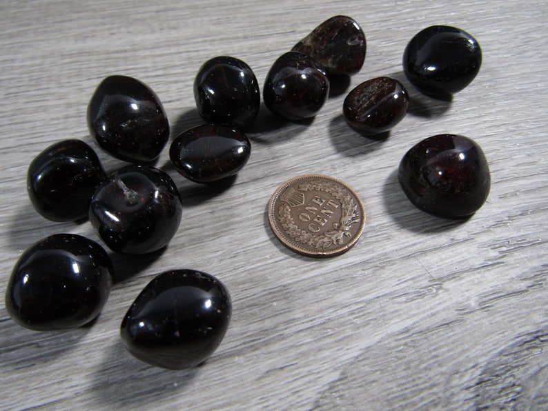 Garnet 0.25 inch  Tumbled Stone T22 image 6