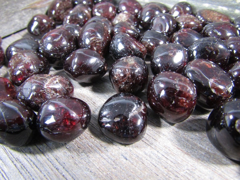 Garnet 0.25 inch  Tumbled Stone T22 image 5