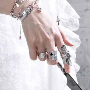 Barock riddarrustningsringset, medeltida rörlig ledring, gotisk dolkring, antik silverpläterad punksmycken