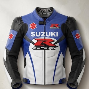 Puede incluir: Chaqueta de moto de cuero azul, blanco y negro con los logotipos de Suzuki y GSX. La chaqueta tiene cuello alto, cremallera frontal y detalles negros en hombros y mangas. El logotipo de Suzuki está presente.