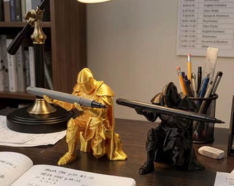 3D-tryckt pennhållare för knäböjande riddare | Skrivbordstillbehör för medeltida rustning | Unik kontorsgåva till honom | Pennställ för bordsfigur
