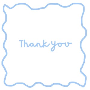Puede incluir: Una tarjeta blanca con un borde ondulado azul claro y las palabras "Thank you" en una fuente de escritura azul claro a juego. El dise&ntilde;o es simple y elegante.