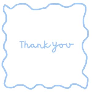 Puede incluir: Una tarjeta blanca con un borde ondulado azul claro y las palabras "Thank you" en una fuente de escritura azul claro a juego. El dise&ntilde;o es simple y elegante.