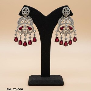 Pendientes de novia estilo candelabro indio, pendientes colgantes de rubí verde, joyería de boda india, regalo estilo Chandbali para ella de Zora