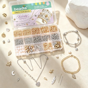 Puede incluir: Un kit de joyería DIY en una caja organizadora de plástico transparente con quince compartimentos que contiene cadenas, cuentas y dijes dorados y plateados. El kit incluye varios colgantes de metal, pulseras y collares terminados.