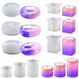 Peut inclure: Ensemble de 10 moules à bougies en silicone de différentes formes, notamment rondes, carrées et rectangulaires. Les moules sont blancs et sont présentés avec des bougies finies dans des tons de violet et de rose.