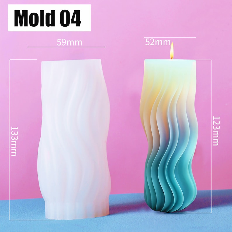 K&ouml;nnte beinhalten: Eine wei&szlig;e Silikon-Kerzenform mit einem wellenf&ouml;rmigen Design. Die Form ist 13,2 cm hoch und 5,8 cm breit. Die Form wird neben einer tealfarbenen und gelben Kerze gezeigt, die mit der Form hergestellt wurde.