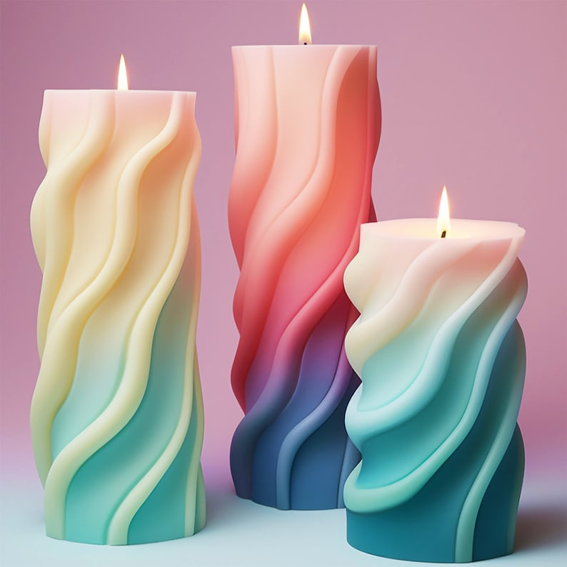 K&ouml;nnte beinhalten: Drei Ombre-Spiralenkerzen in verschiedenen Farben. Die Kerzen sind gelb, blau und gr&uuml;n, rosa und blau sowie wei&szlig;, blau und gr&uuml;n.