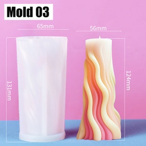 K&ouml;nnte beinhalten: Eine wei&szlig;e Silikon-Kerzenform mit einem wellenf&ouml;rmigen Design. Die Form ist 6,5 Zoll breit und 5,1 Zoll hoch. Die Form wird mit einer rosa und gelben Kerze darin gezeigt.
