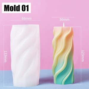 K&ouml;nnte beinhalten: Wei&szlig;e Silikon-Kerzenform mit einem Spiraldesign. Die Form ist 16,8 cm hoch und 13,2 cm breit. Die fertige Kerze ist 12,2 cm hoch und 5,6 cm breit.