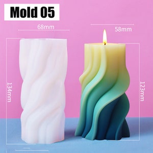 K&ouml;nnte beinhalten: Wei&szlig;e Silikon-Kerzenform mit einem gedrehten Design. Die Form ist 6,8 cm breit und 13,4 cm hoch. Eine fertige Kerze ist in der Form gezeigt, mit einem Farbverlauf von Gelb, Gr&uuml;n und Blau. Die Kerze ist 5,8 cm breit und 12,3 cm hoch.