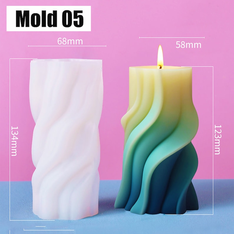 K&ouml;nnte beinhalten: Wei&szlig;e Silikon-Kerzenform mit einem gedrehten Design. Die Form ist 6,8 cm breit und 13,4 cm hoch. Eine fertige Kerze ist in der Form gezeigt, mit einem Farbverlauf von Gelb, Gr&uuml;n und Blau. Die Kerze ist 5,8 cm breit und 12,3 cm hoch.