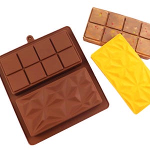 Puede incluir: Dos moldes de chocolate de silicona. Un molde tiene nueve secciones cuadradas para hacer barras de chocolate. El otro molde tiene un diseño texturizado para hacer una sola barra de chocolate.