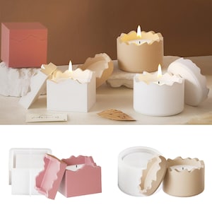 Könnte beinhalten: Set aus vier weißen und beigefarbenen Kerzenhaltern mit einem wellenförmigen Design. Die Kerzenhalter sind aus Keramik und haben ein schlichtes, modernes Design. Die Kerzen sind angezündet und die Flammen sind sichtbar.