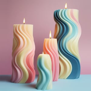 K&ouml;nnte beinhalten: Vier dekorative Kerzen mit einem wellenf&ouml;rmigen Design. Die Kerzen sind in den Farben Rosa, Gelb, Blau und Wei&szlig;.