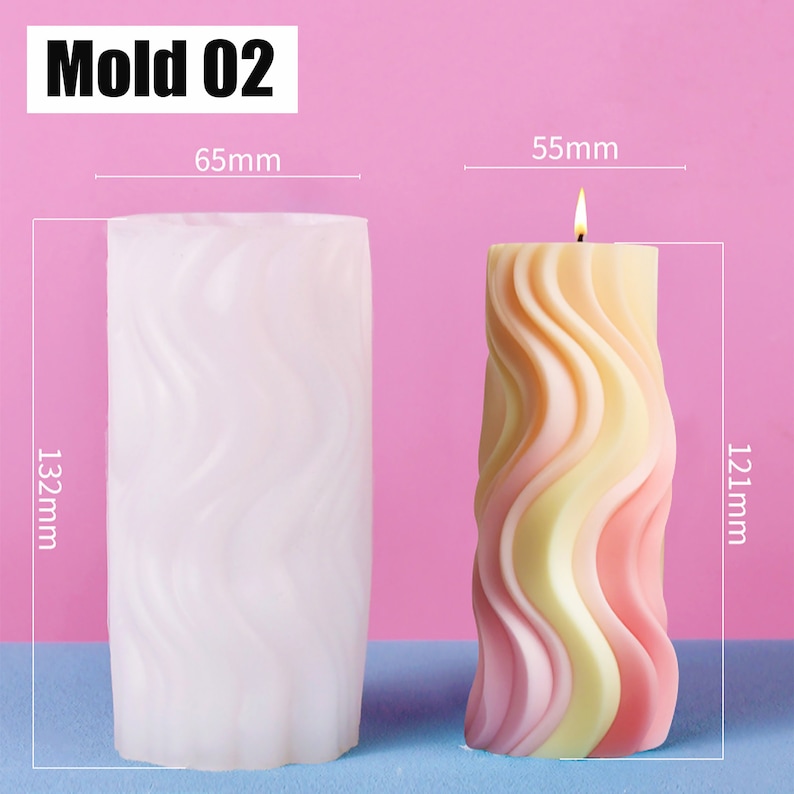 K&ouml;nnte beinhalten: Eine wei&szlig;e Silikon-Kerzenform mit einer wellenf&ouml;rmigen Textur. Die Form ist 6,5 Zoll breit und 5,2 Zoll hoch. Die Form wird neben einer fertigen Kerze gezeigt, die mit der Form hergestellt wurde. Die Kerze ist 5,5 cm breit und 12,1 cm hoch. Die Kerze ist rosa, gelb und wei&szlig; mit einem wellenf&ouml;rmigen Design.