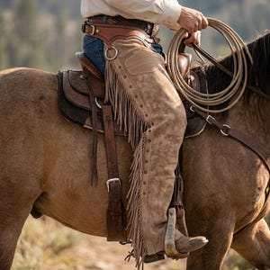 Handgefertigte Wildleder-Cowboy-Chaps im Westernstil mit Fransen, Herren-Reithose aus Leder