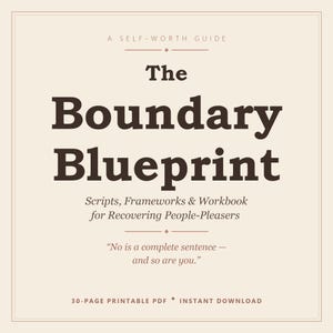 Op de afbeelding: Een zelfhulpboek genaamd "The Boundary Blueprint" met donkerbruine tekst. Het boek bevat scripts, frameworks en een werkboek voor mensen die anderen willen behagen. De quote "No is a complete sentence - and so are you" staat er ook op.