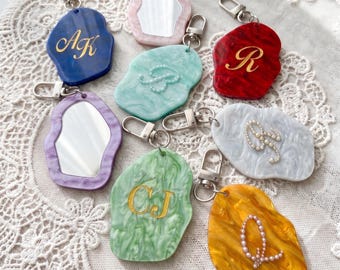 Llavero de espejo de acetato personalizado, regalo personalizado para damas de honor, dije de perla con lámina de oro para bolso, llavero de recuerdo de boda con inicial grabada