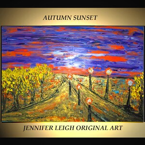 Puede incluir: Pintura abstracta de una puesta de sol sobre un camino con árboles a ambos lados. El cielo es una mezcla de morado, naranja y amarillo. El camino es de color dorado. Los árboles son amarillos y verdes. La pintura se titula "Atardecer de otoño" y está firmada "Jennifer Leigh Original Art".