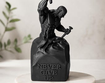 Escultura motivacional de um homem que se fez por si próprio, NUNCA DESISTA