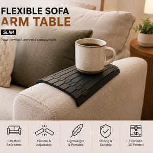 Puede incluir: Una mesa de brazo de sofá negra y flexible con el texto "FLEXIBLE SOFA ARM TABLE SLIM". Una taza blanca con café está sobre la mesa. La mesa está diseñada para adaptarse a la mayoría de los brazos de sofá y es ligera y portátil.