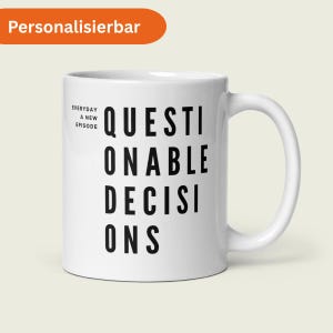 Könnte beinhalten: Weiße Keramik-Tasse mit den Worten "QUESTIONABLE DECISIONS" in großen schwarzen Großbuchstaben. Der Satz "EVERYDAY A NEW EPISODE" ist über dem Haupttext aufgedruckt. Die Tasse hat einen gebogenen Henkel.