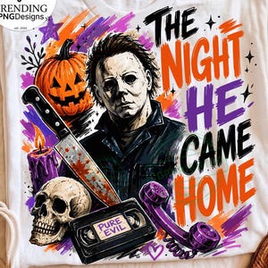 Puede incluir: Una camiseta blanca con un estampado gr&aacute;fico de un personaje de pel&iacute;cula de terror, una calabaza, una calavera, un cuchillo ensangrentado, una vela morada y una cinta VHS etiquetada PURE EVIL. El texto dice THE NIGHT HE CAME HOME.