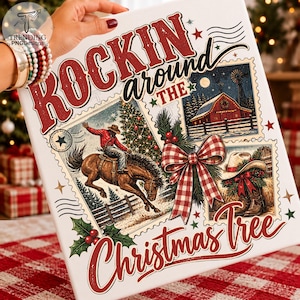 Puede incluir: Un lienzo blanco con el texto "ROCKIN around THE Christmas Tree" en letras rojas y negras. El diseño incluye tres ilustraciones estilo sello postal: un vaquero sobre un caballo, un granero rojo, y un sombrero vaquero con botas.
