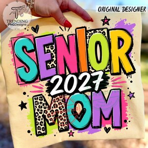 Camiseta de graduación estilo preppy 2027 PNG, diseño colorido para mamá de graduación, Clase de 2027 PNG, Mamá de graduación PNG, Sublimación de graduación de secundaria con purpurina imagen 2