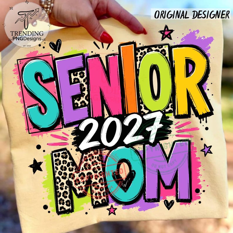 Camiseta de graduación estilo preppy 2027 PNG, diseño colorido para mamá de graduación, Clase de 2027 PNG, Mamá de graduación PNG, Sublimación de graduación de secundaria con purpurina imagen 2