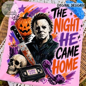 Puede incluir: Un estampado gr&aacute;fico rosa con Michael Myers, una calabaza, un cuchillo ensangrentado, una calavera, una vela morada, una cinta VHS con la etiqueta PURE EVIL y un tel&eacute;fono de disco morado con el texto THE NIGHT HE CAME HOME en letras negras y naranjas.