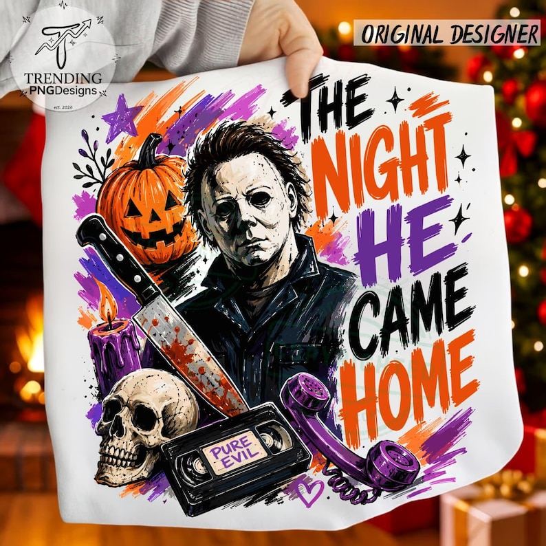 Puede incluir: Un estampado sobre tela blanca con una ilustraci&oacute;n gr&aacute;fica de un personaje de pel&iacute;cula de terror, una calabaza, un cuchillo ensangrentado, una calavera, una vela morada y un tel&eacute;fono, con el texto "THE NIGHT HE CAME HOME" y "PURE EVIL".