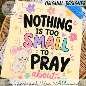 Peut inclure: Une impression graphique jaune clair sur un tissu représentant une souris de dessin animé avec un nœud rose. Le texte Nothing Is Too Small To Pray About est écrit en noir, rose, violet et bleu, entouré de petites fleurs et de cœurs colorés.