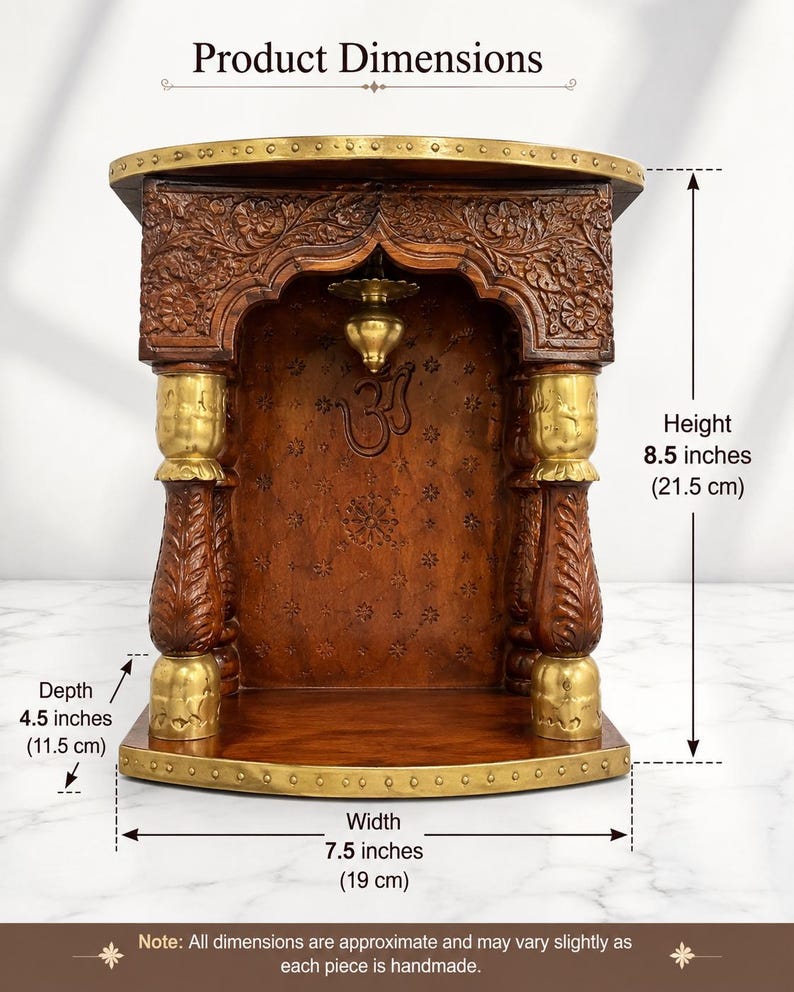 K&ouml;nnte beinhalten: Ein h&ouml;lzerner Tempelschrein mit detaillierten Blumenschnitzereien, einem Om-Symbol aus Messing und Messings&auml;ulen. Er misst 21,5 cm in der H&ouml;he, 19 cm in der Breite und 11,5 cm in der Tiefe. Die Struktur enth&auml;lt eine kleine h&auml;ngende Messinglampe.