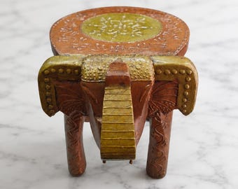 Sgabello laterale vintage a forma di elefante con dettagli in ottone.